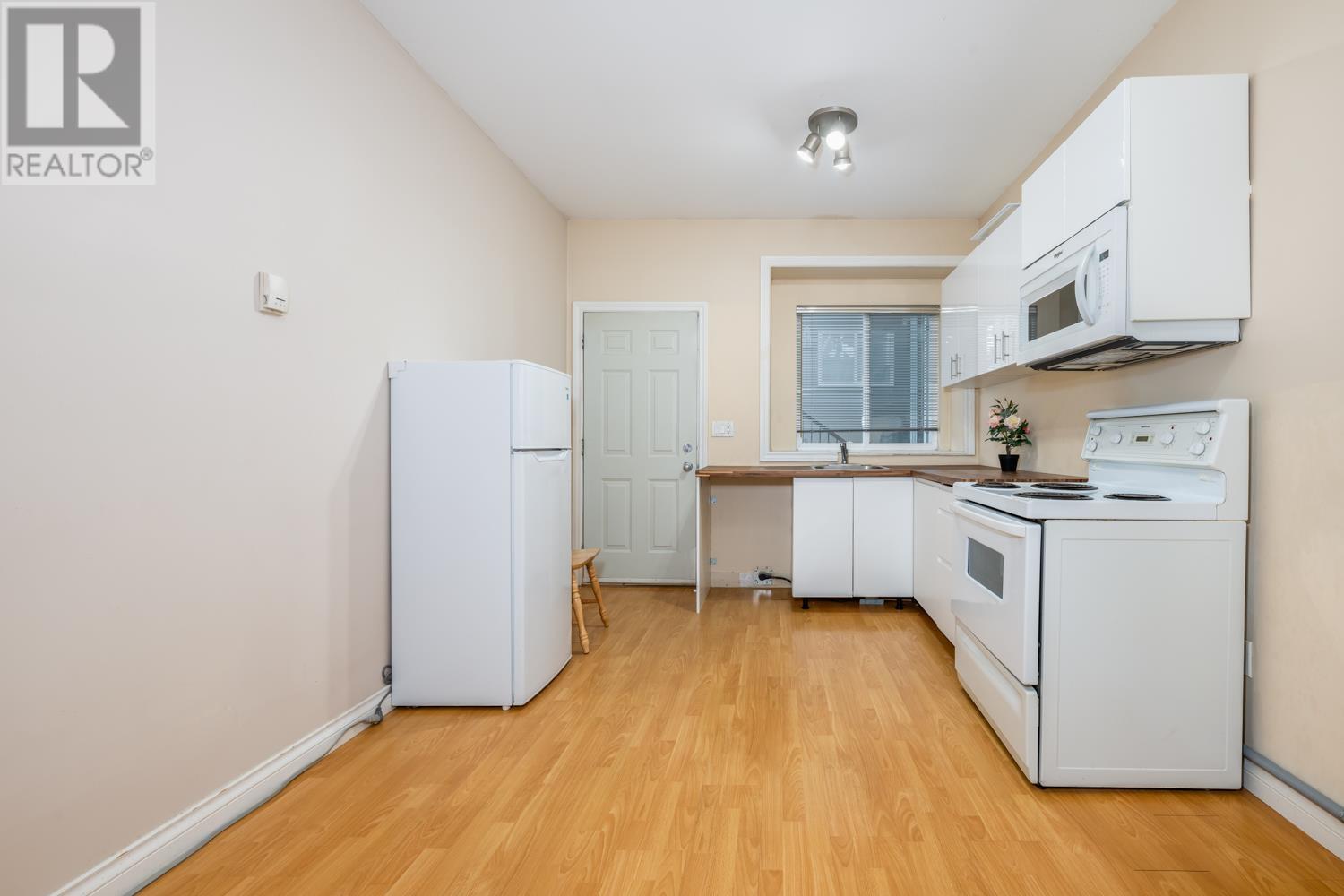 Listing Picture 32 of 38 : 7155 10TH AVENUE, Burnaby / 本拿比 - 魯藝地產 Yvonne Lu Group - MLS Medallion Club Member