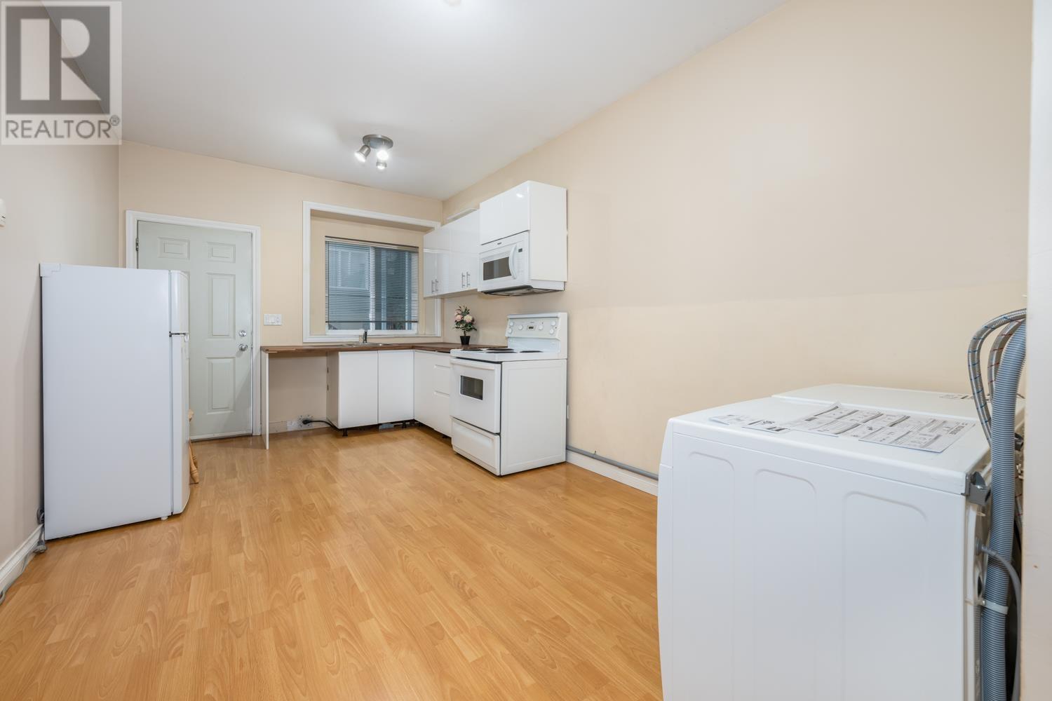 Listing Picture 33 of 38 : 7155 10TH AVENUE, Burnaby / 本拿比 - 魯藝地產 Yvonne Lu Group - MLS Medallion Club Member