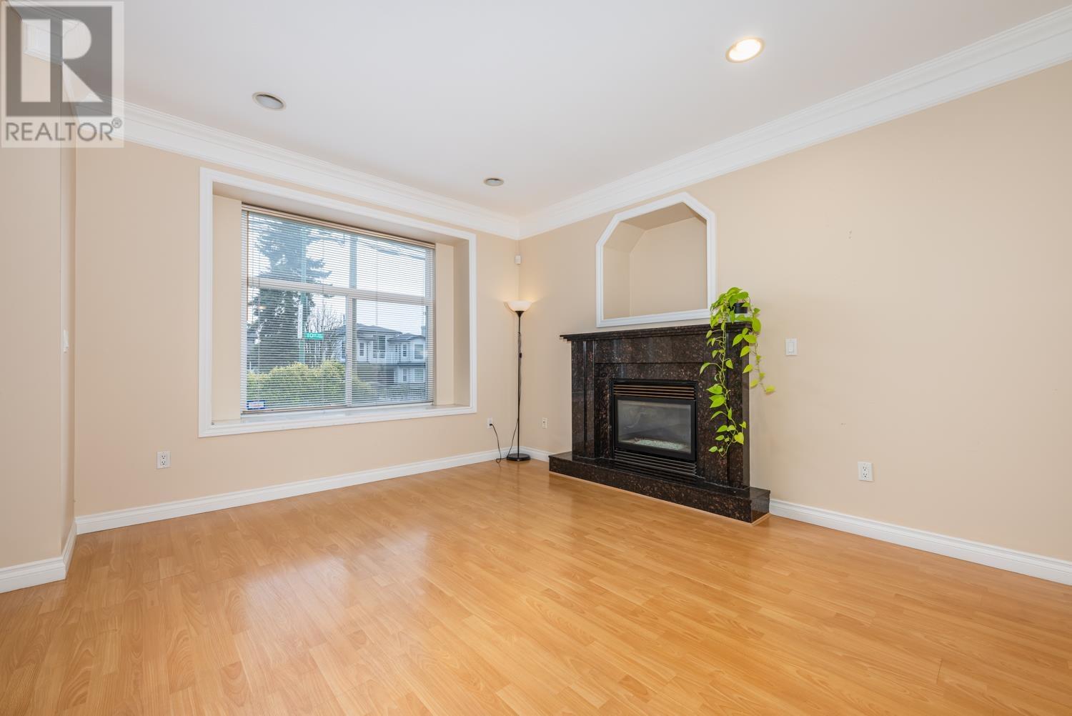 Listing Picture 8 of 38 : 7155 10TH AVENUE, Burnaby / 本拿比 - 魯藝地產 Yvonne Lu Group - MLS Medallion Club Member