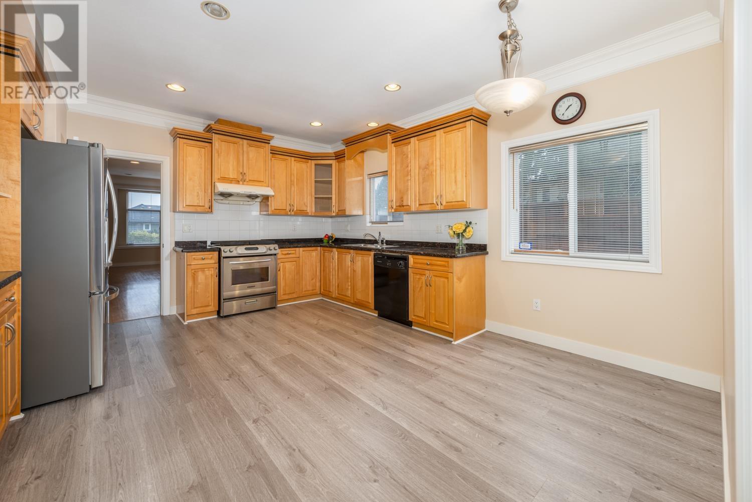 Listing Picture 13 of 38 : 7155 10TH AVENUE, Burnaby / 本拿比 - 魯藝地產 Yvonne Lu Group - MLS Medallion Club Member