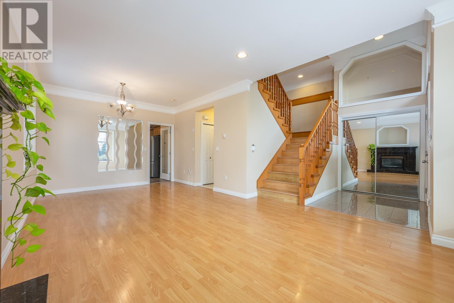 Listing Picture 4 of 38 : 7155 10TH AVENUE, Burnaby / 本拿比 - 魯藝地產 Yvonne Lu Group - MLS Medallion Club Member