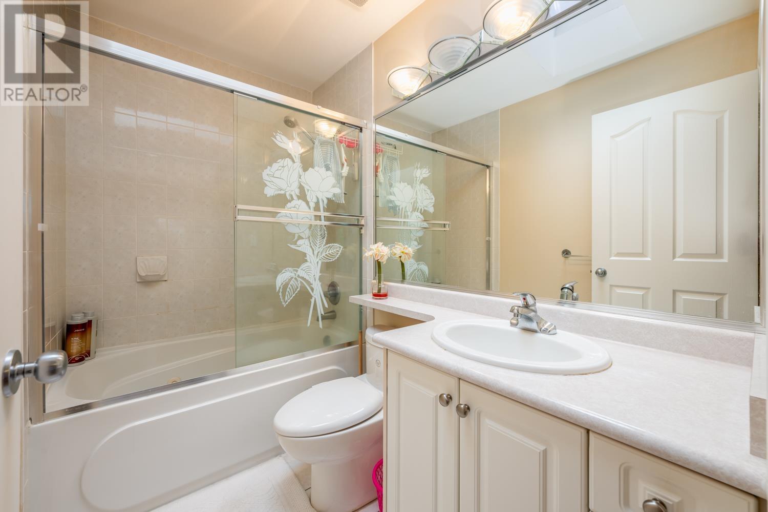 Listing Picture 25 of 38 : 7155 10TH AVENUE, Burnaby / 本拿比 - 魯藝地產 Yvonne Lu Group - MLS Medallion Club Member