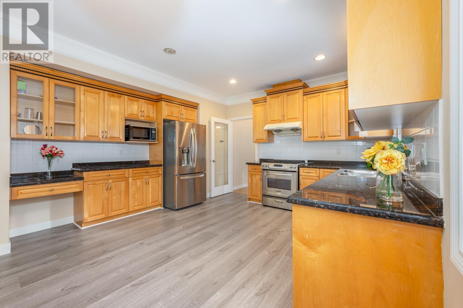 Listing Picture 16 of 38 : 7155 10TH AVENUE, Burnaby / 本拿比 - 魯藝地產 Yvonne Lu Group - MLS Medallion Club Member