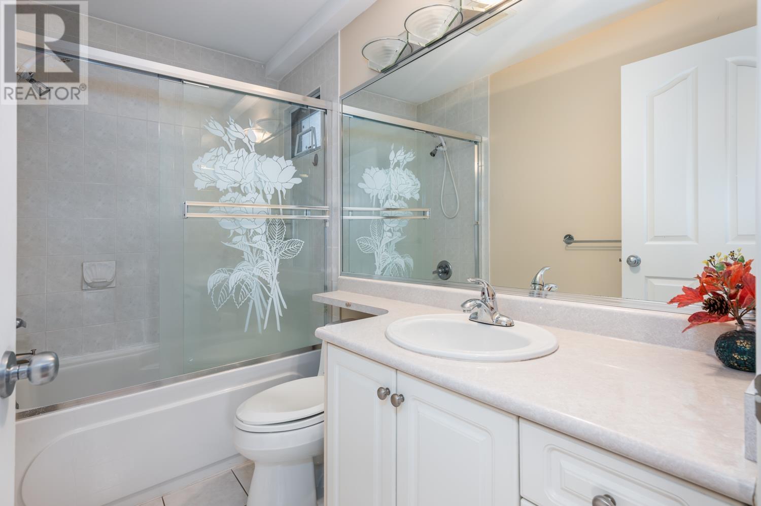 Listing Picture 21 of 38 : 7155 10TH AVENUE, Burnaby / 本拿比 - 魯藝地產 Yvonne Lu Group - MLS Medallion Club Member