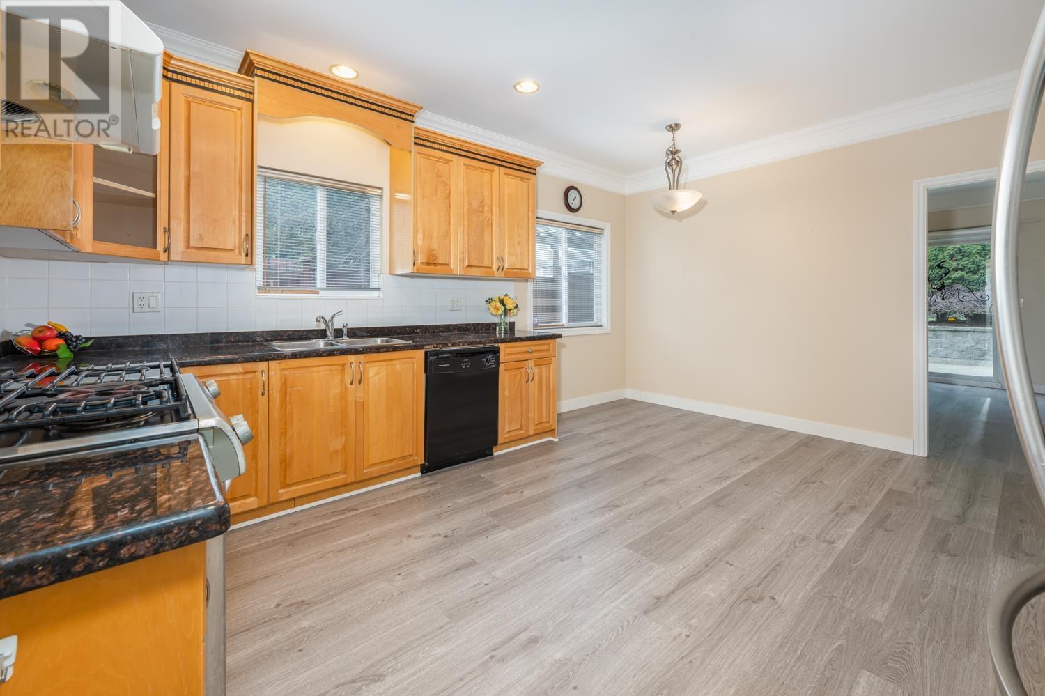 Listing Picture 12 of 38 : 7155 10TH AVENUE, Burnaby / 本拿比 - 魯藝地產 Yvonne Lu Group - MLS Medallion Club Member