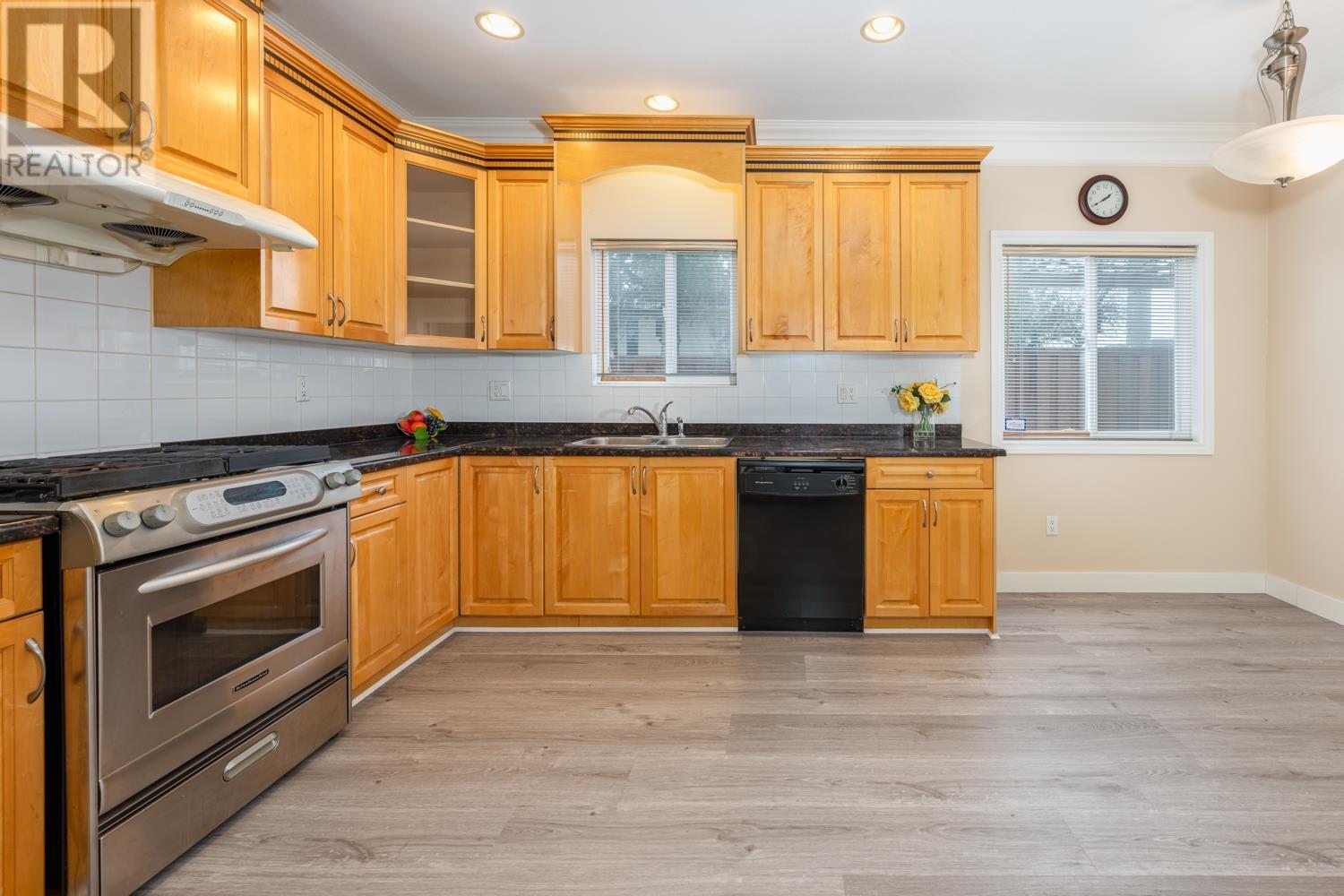 Listing Picture 15 of 38 : 7155 10TH AVENUE, Burnaby / 本拿比 - 魯藝地產 Yvonne Lu Group - MLS Medallion Club Member