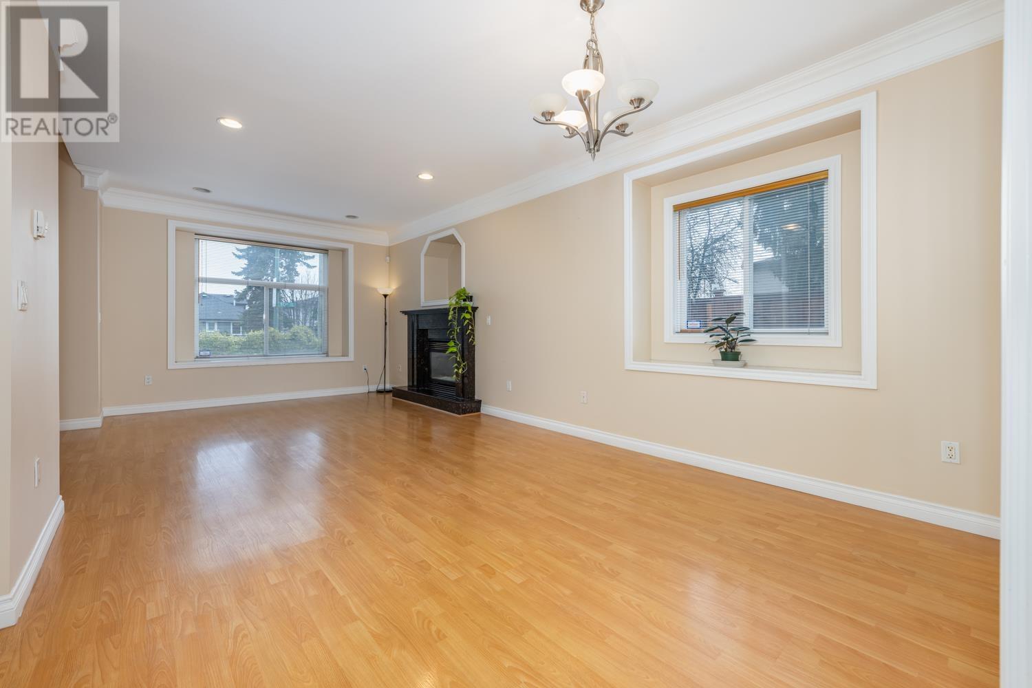Listing Picture 11 of 38 : 7155 10TH AVENUE, Burnaby / 本拿比 - 魯藝地產 Yvonne Lu Group - MLS Medallion Club Member