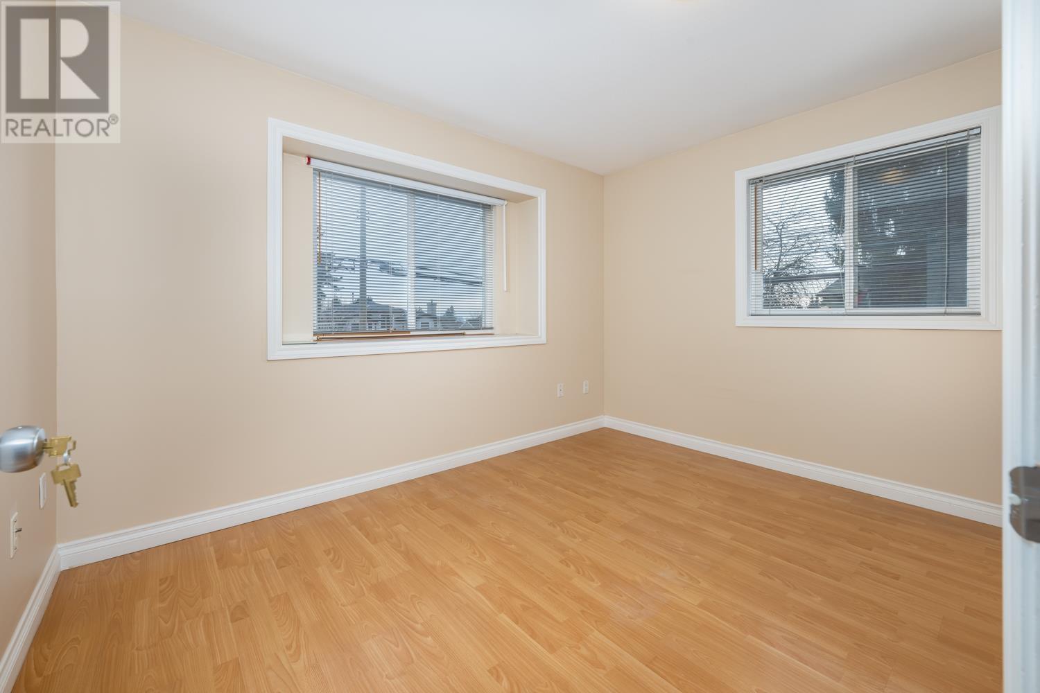 Listing Picture 18 of 38 : 7155 10TH AVENUE, Burnaby / 本拿比 - 魯藝地產 Yvonne Lu Group - MLS Medallion Club Member
