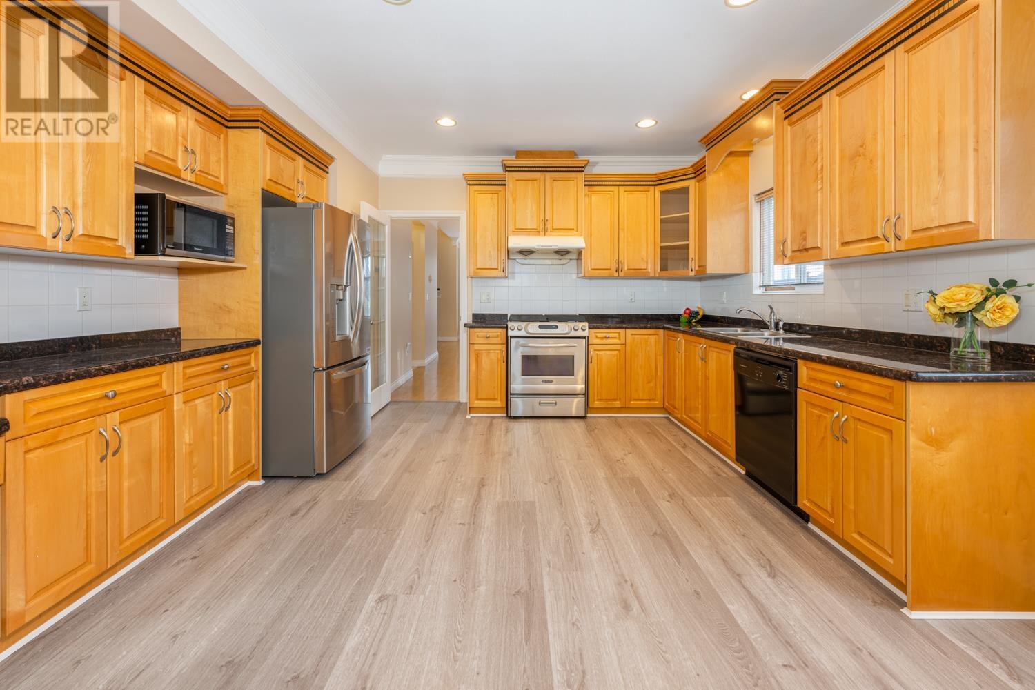 Listing Picture 14 of 38 : 7155 10TH AVENUE, Burnaby / 本拿比 - 魯藝地產 Yvonne Lu Group - MLS Medallion Club Member