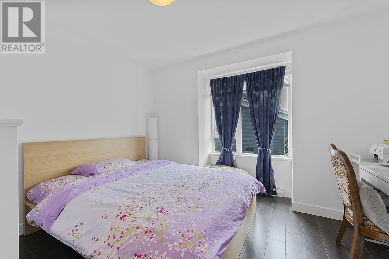 123 548 FOSTER AVENUE