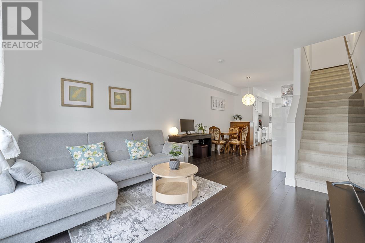 123 548 FOSTER AVENUE