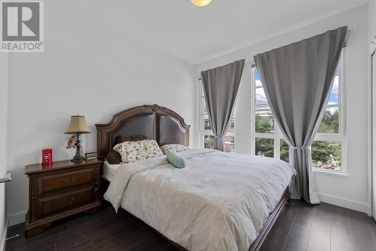 123 548 FOSTER AVENUE