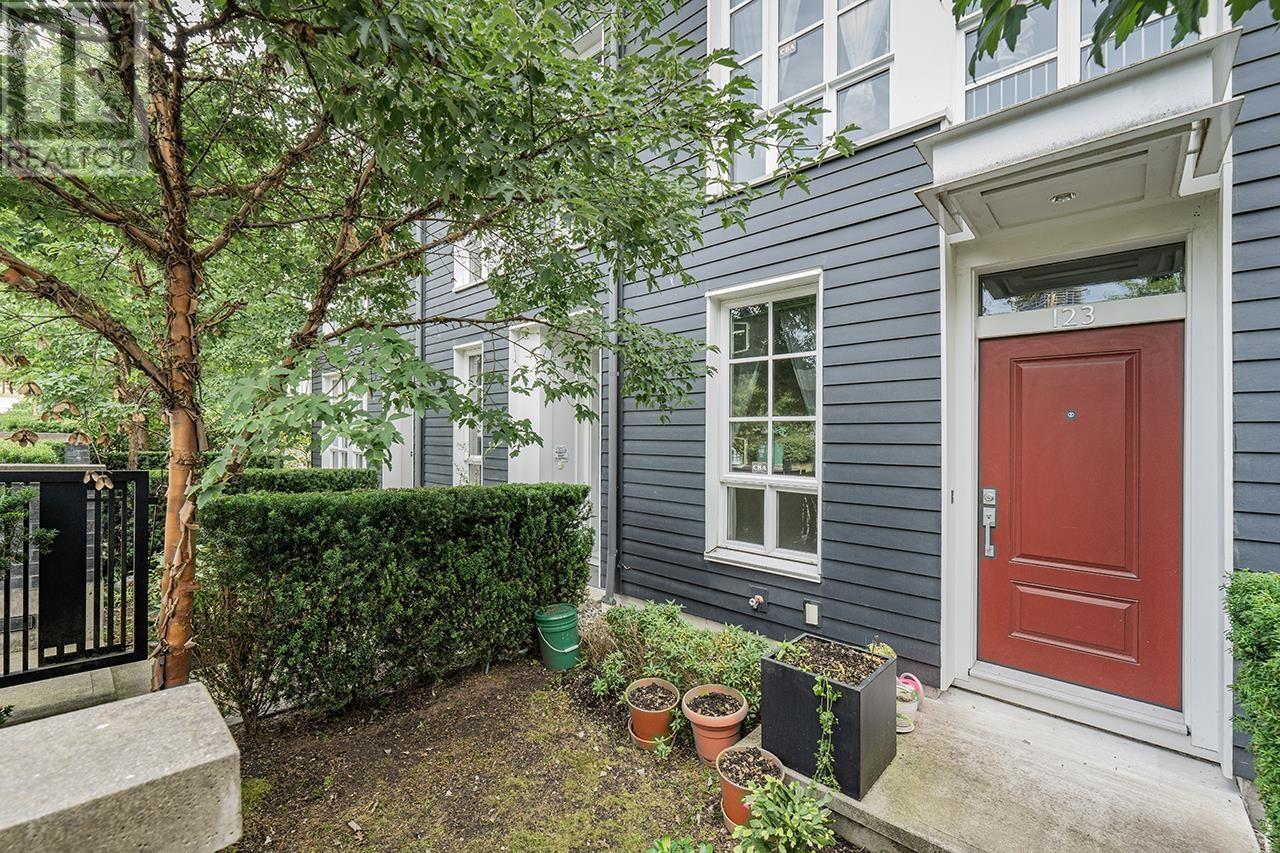 123 548 FOSTER AVENUE