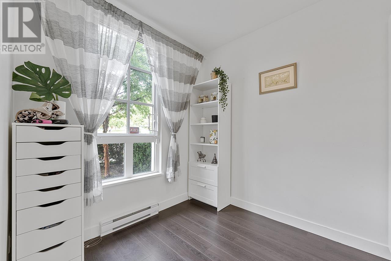 123 548 FOSTER AVENUE