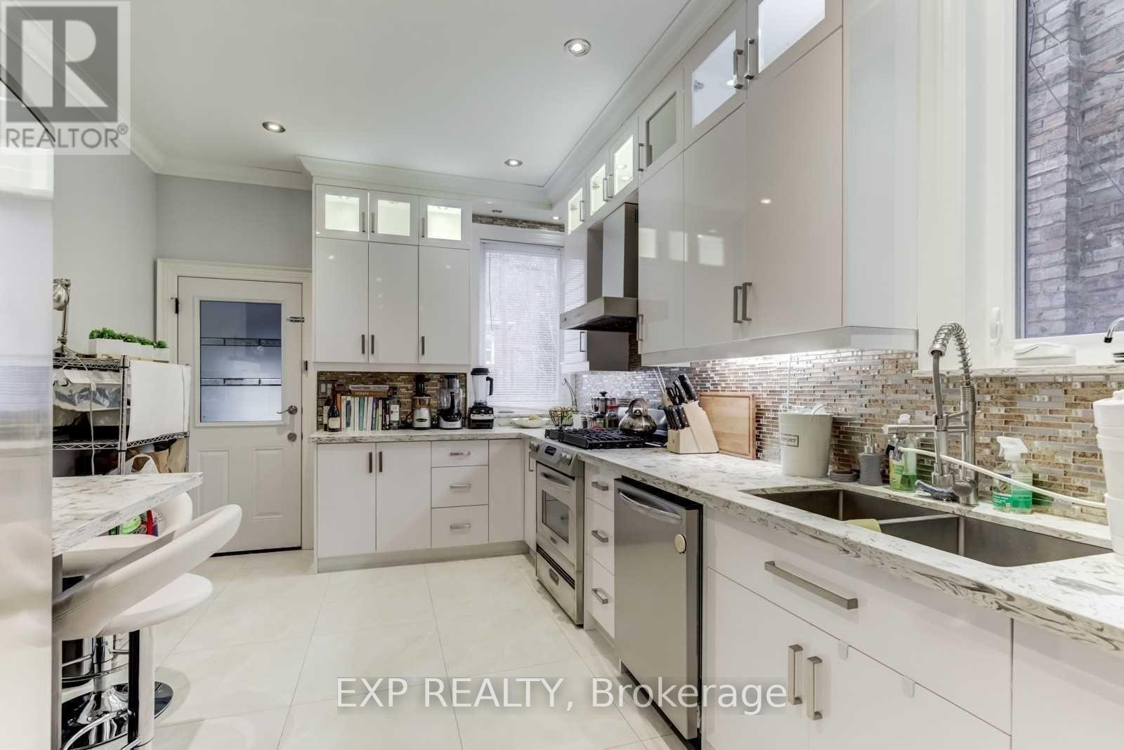 Property at 120 MCGILL STREET image 5