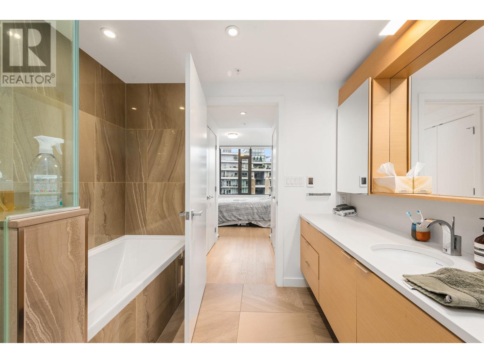 Listing Picture 20 of 31 : 903 1678 PULLMAN PORTER STREET, Vancouver / 溫哥華 - 魯藝地產 Yvonne Lu Group - MLS Medallion Club Member