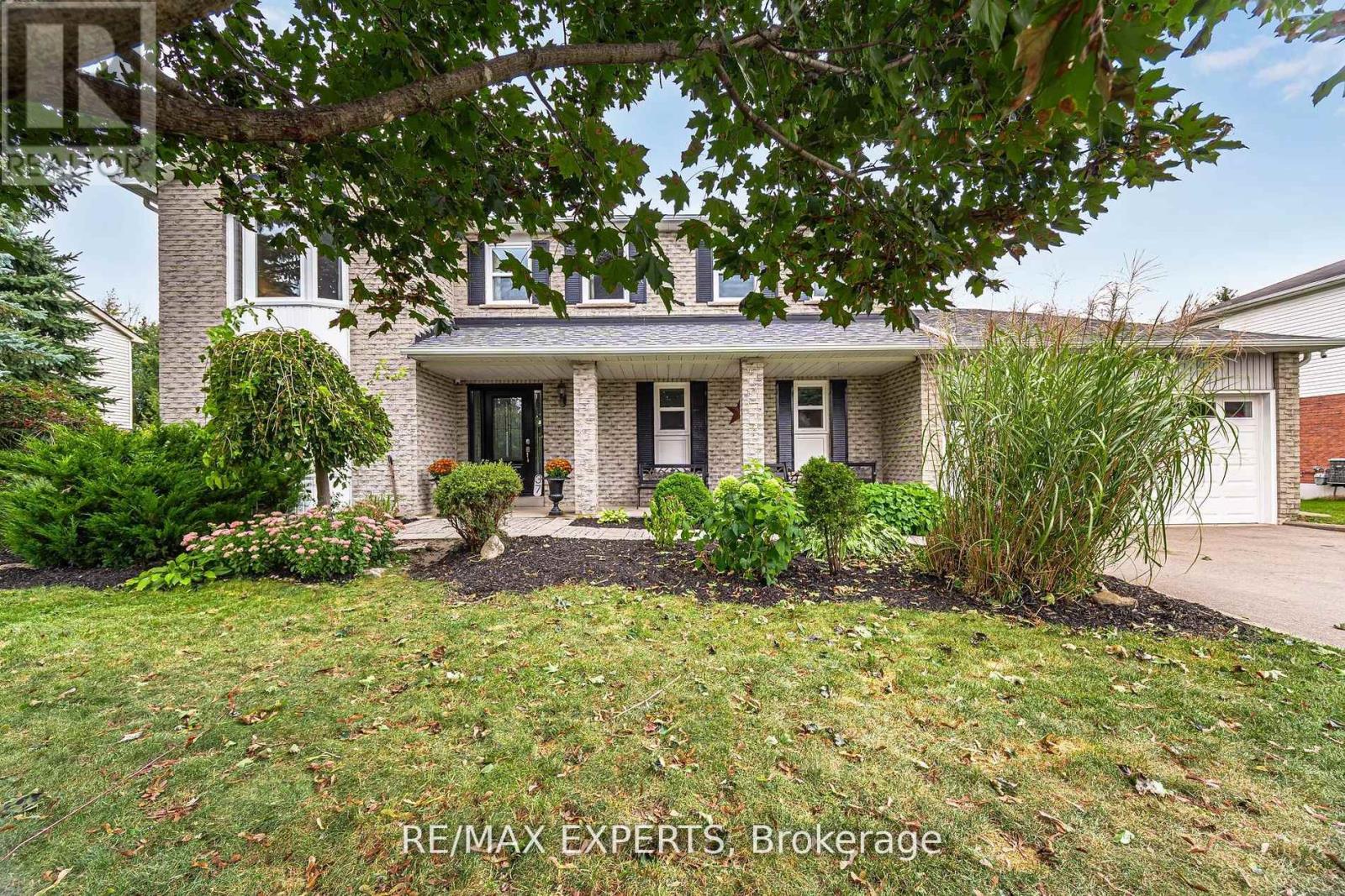 Property at 37 ERINLEA CRESCENT image 3