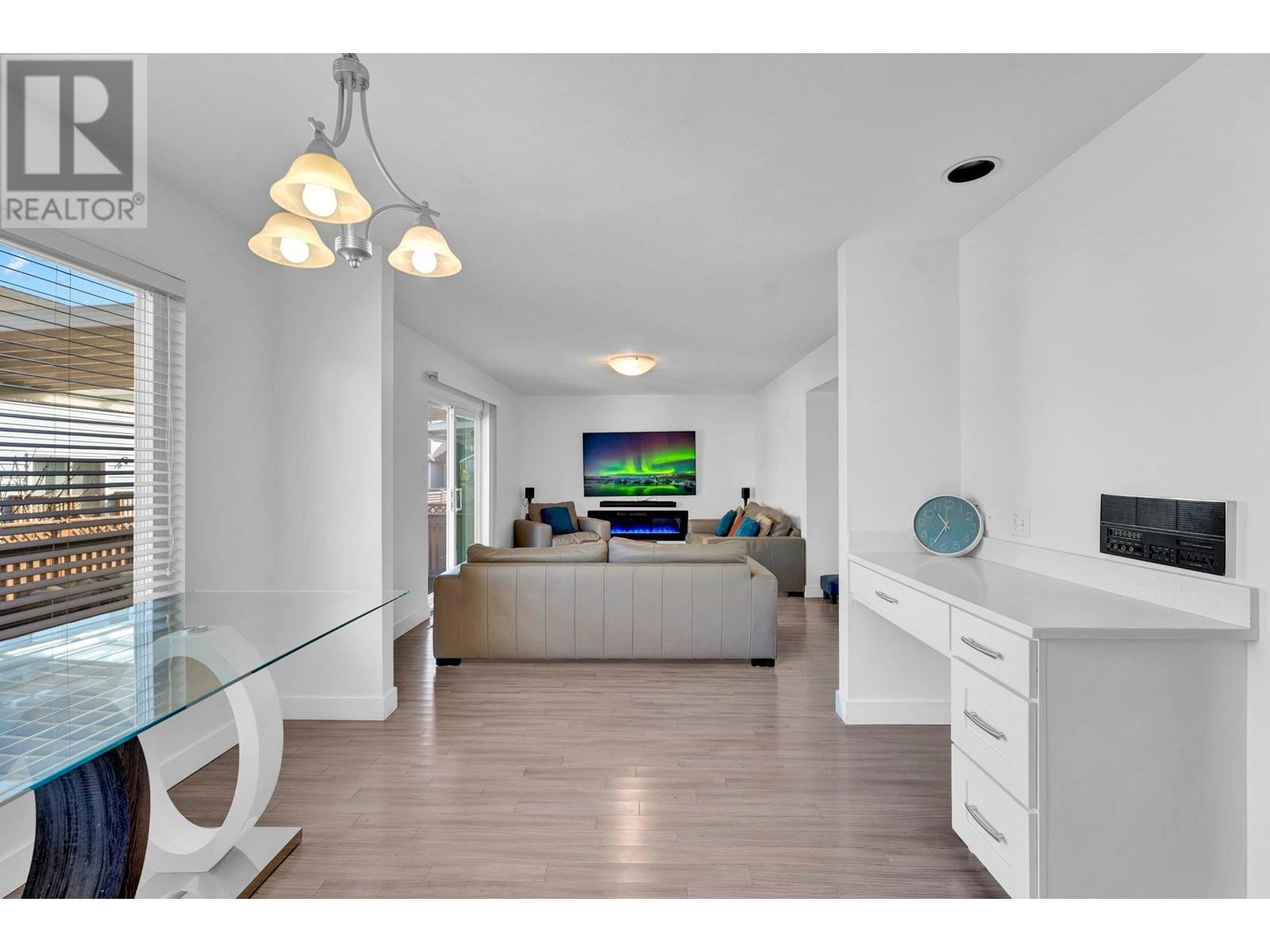Listing Picture 10 of 22 : 22695 FRASERBANK CRESCENT, Richmond / 烈治文 - 魯藝地產 Yvonne Lu Group - MLS Medallion Club Member