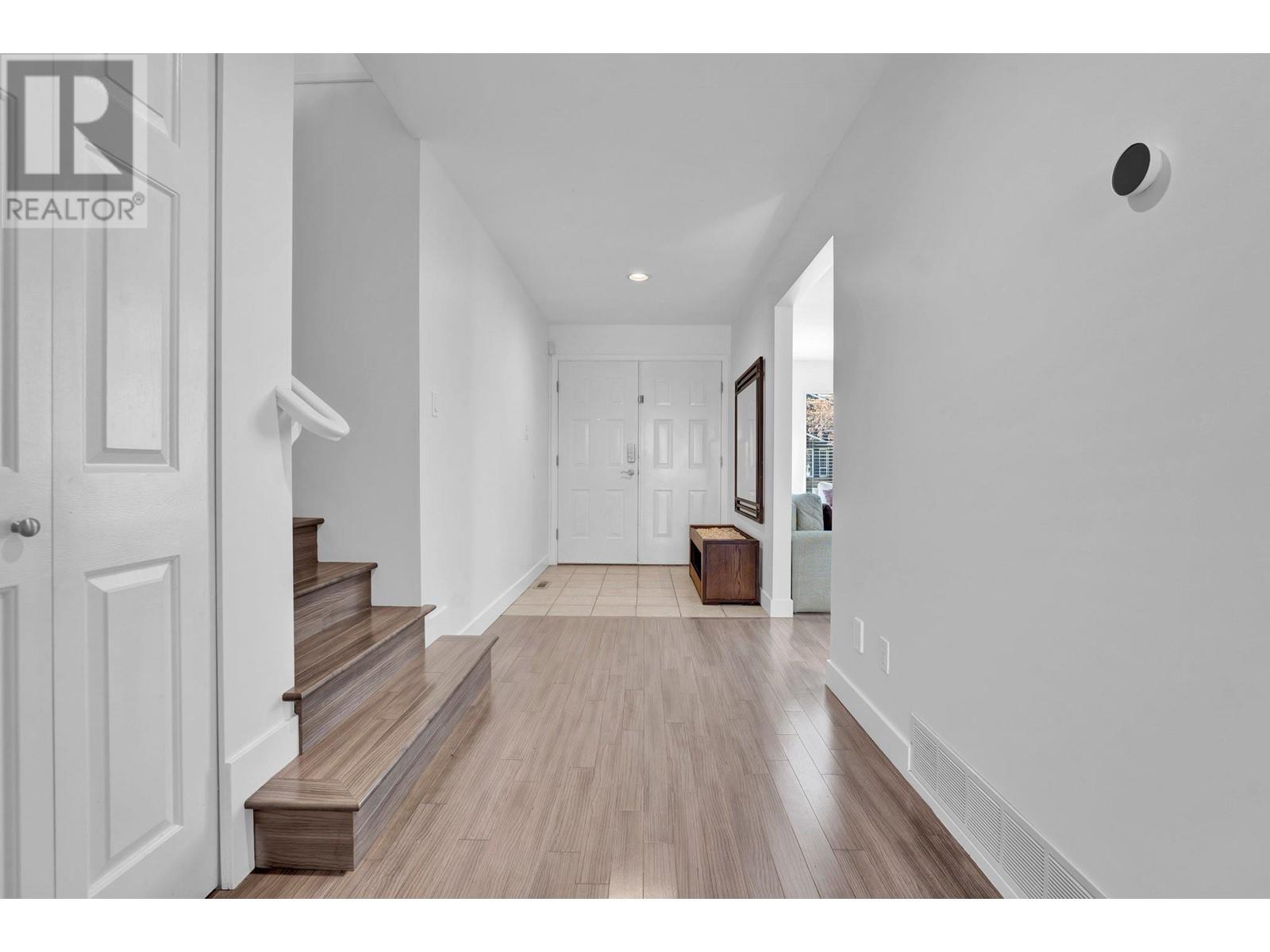 Listing Picture 2 of 22 : 22695 FRASERBANK CRESCENT, Richmond / 烈治文 - 魯藝地產 Yvonne Lu Group - MLS Medallion Club Member