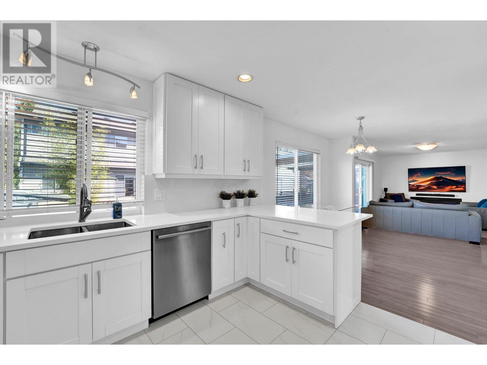 Listing Picture 9 of 22 : 22695 FRASERBANK CRESCENT, Richmond / 烈治文 - 魯藝地產 Yvonne Lu Group - MLS Medallion Club Member