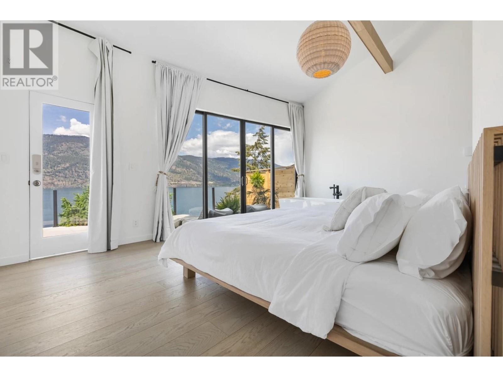 1876 Dewdney Road Kelowna Photo 15