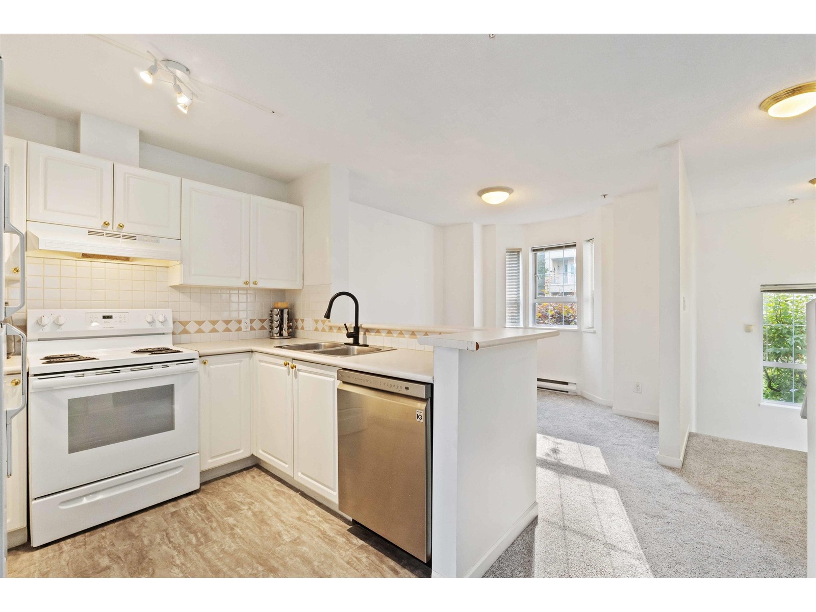 304 15258 105 Avenue, Surrey, British Columbia  V3R 0W8 - Photo 6 - R2961262