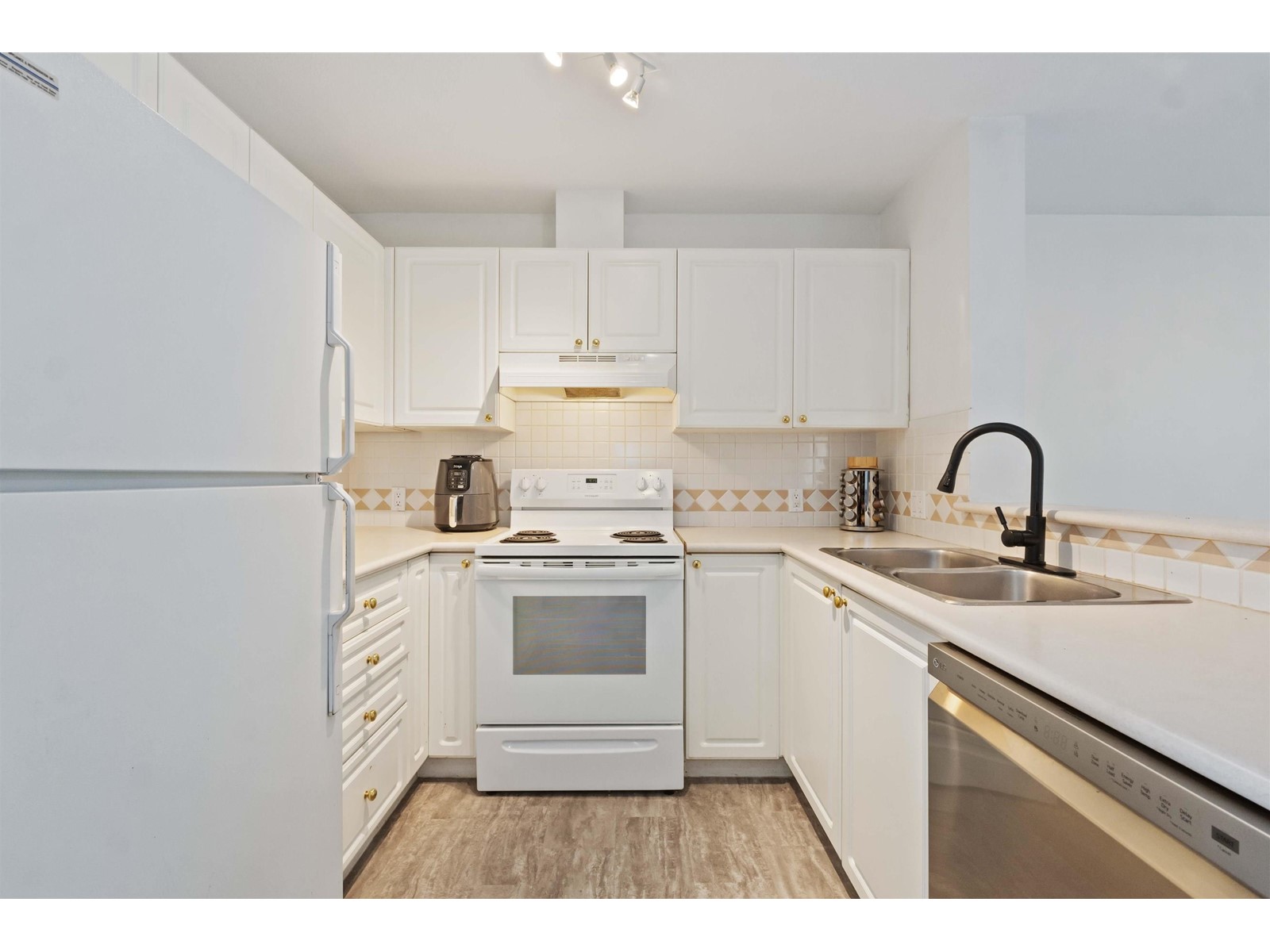 304 15258 105 Avenue, Surrey, British Columbia  V3R 0W8 - Photo 7 - R2961262