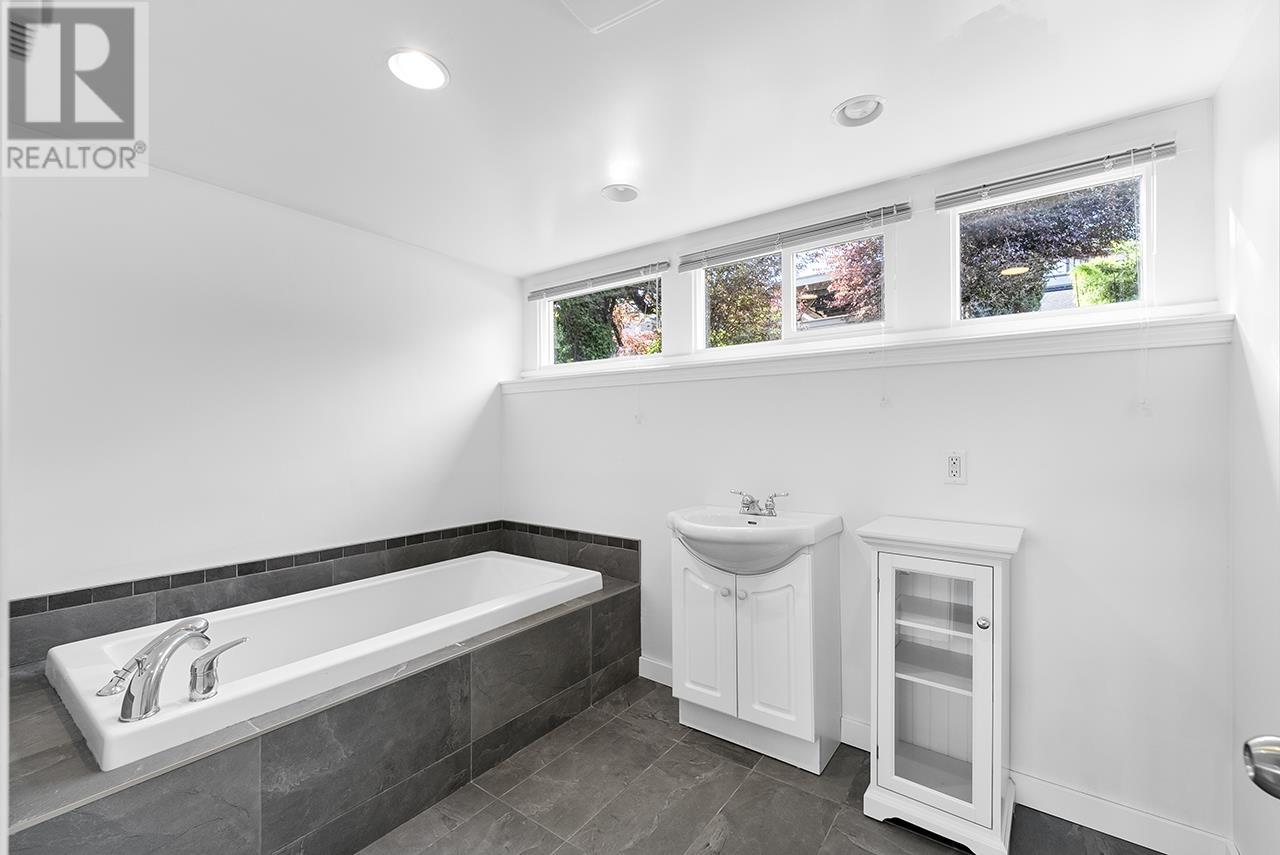 Listing Picture 19 of 25 : 3970 EDINBURGH STREET, Burnaby / 本拿比 - 魯藝地產 Yvonne Lu Group - MLS Medallion Club Member