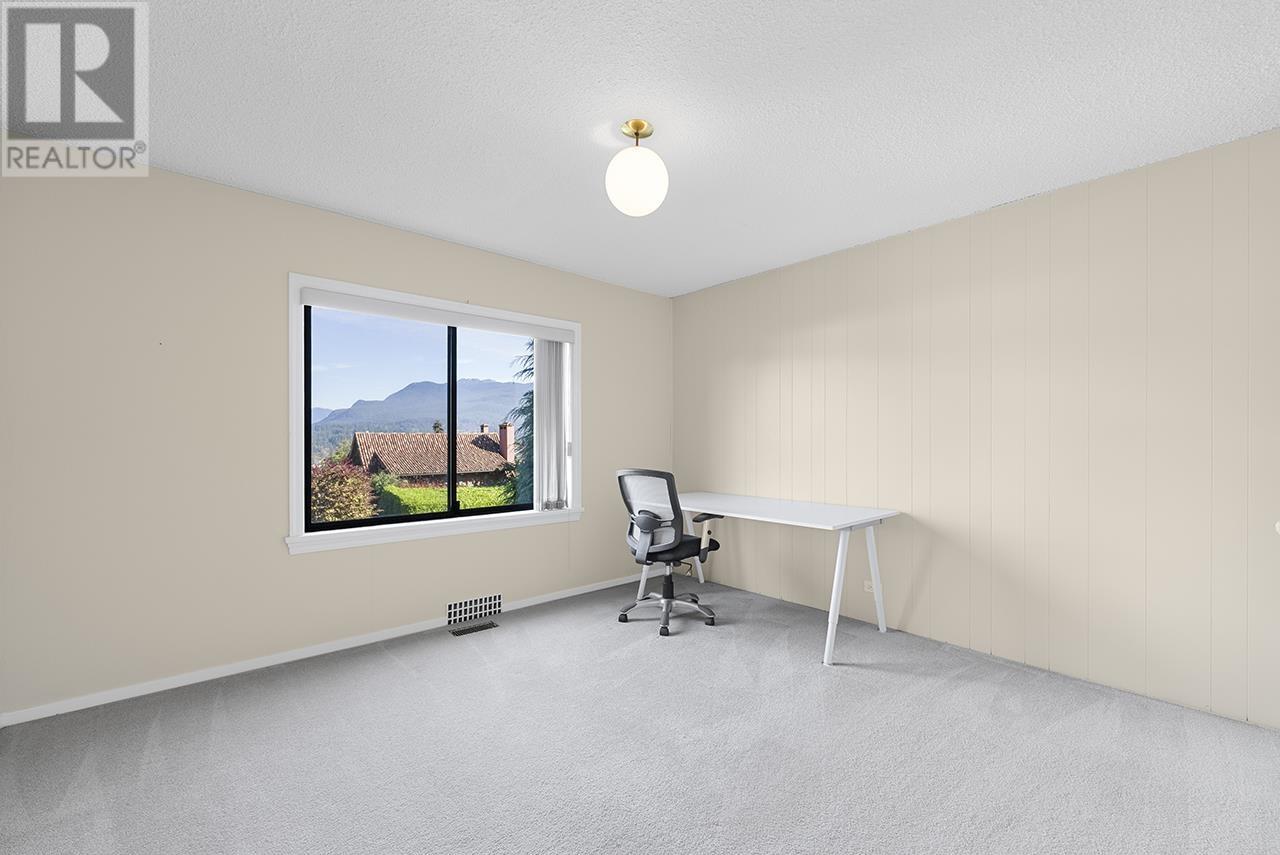Listing Picture 10 of 25 : 3970 EDINBURGH STREET, Burnaby / 本拿比 - 魯藝地產 Yvonne Lu Group - MLS Medallion Club Member