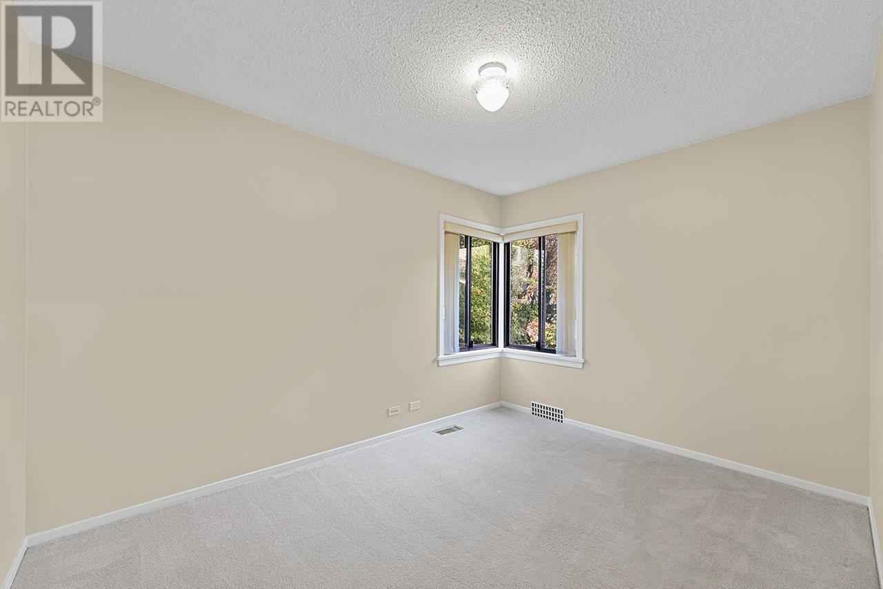 Listing Picture 12 of 25 : 3970 EDINBURGH STREET, Burnaby / 本拿比 - 魯藝地產 Yvonne Lu Group - MLS Medallion Club Member