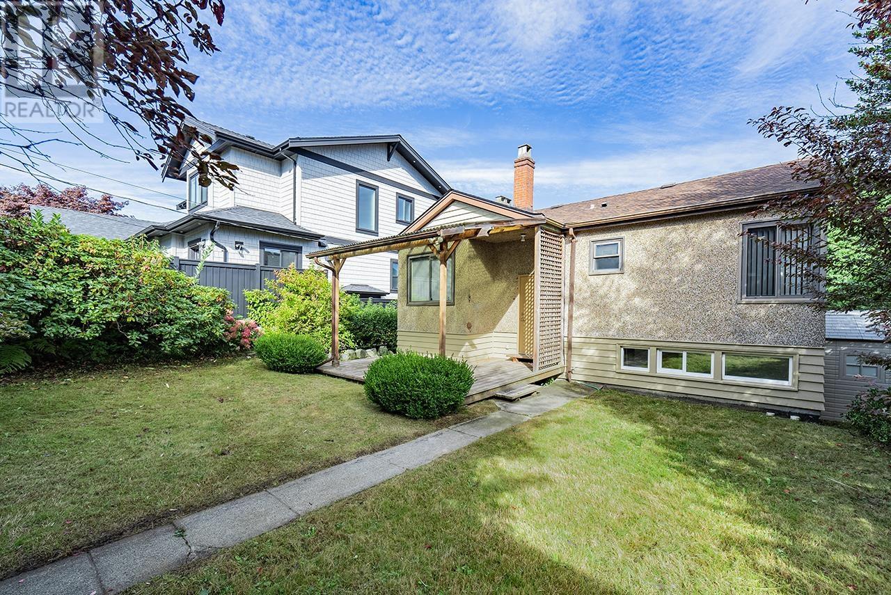 Listing Picture 23 of 25 : 3970 EDINBURGH STREET, Burnaby / 本拿比 - 魯藝地產 Yvonne Lu Group - MLS Medallion Club Member