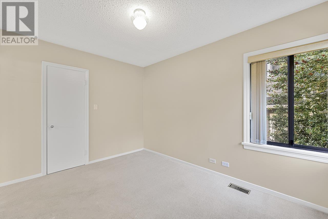 Listing Picture 13 of 25 : 3970 EDINBURGH STREET, Burnaby / 本拿比 - 魯藝地產 Yvonne Lu Group - MLS Medallion Club Member