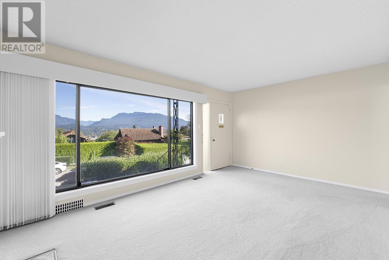 Listing Picture 4 of 25 : 3970 EDINBURGH STREET, Burnaby / 本拿比 - 魯藝地產 Yvonne Lu Group - MLS Medallion Club Member