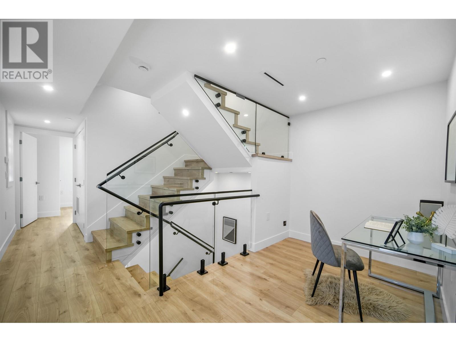 Listing Picture 15 of 27 : 3384 E 2ND AVENUE, Vancouver / 溫哥華 - 魯藝地產 Yvonne Lu Group - MLS Medallion Club Member