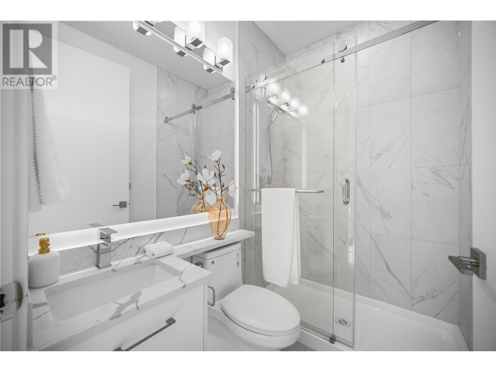 Listing Picture 8 of 27 : 3384 E 2ND AVENUE, Vancouver / 溫哥華 - 魯藝地產 Yvonne Lu Group - MLS Medallion Club Member