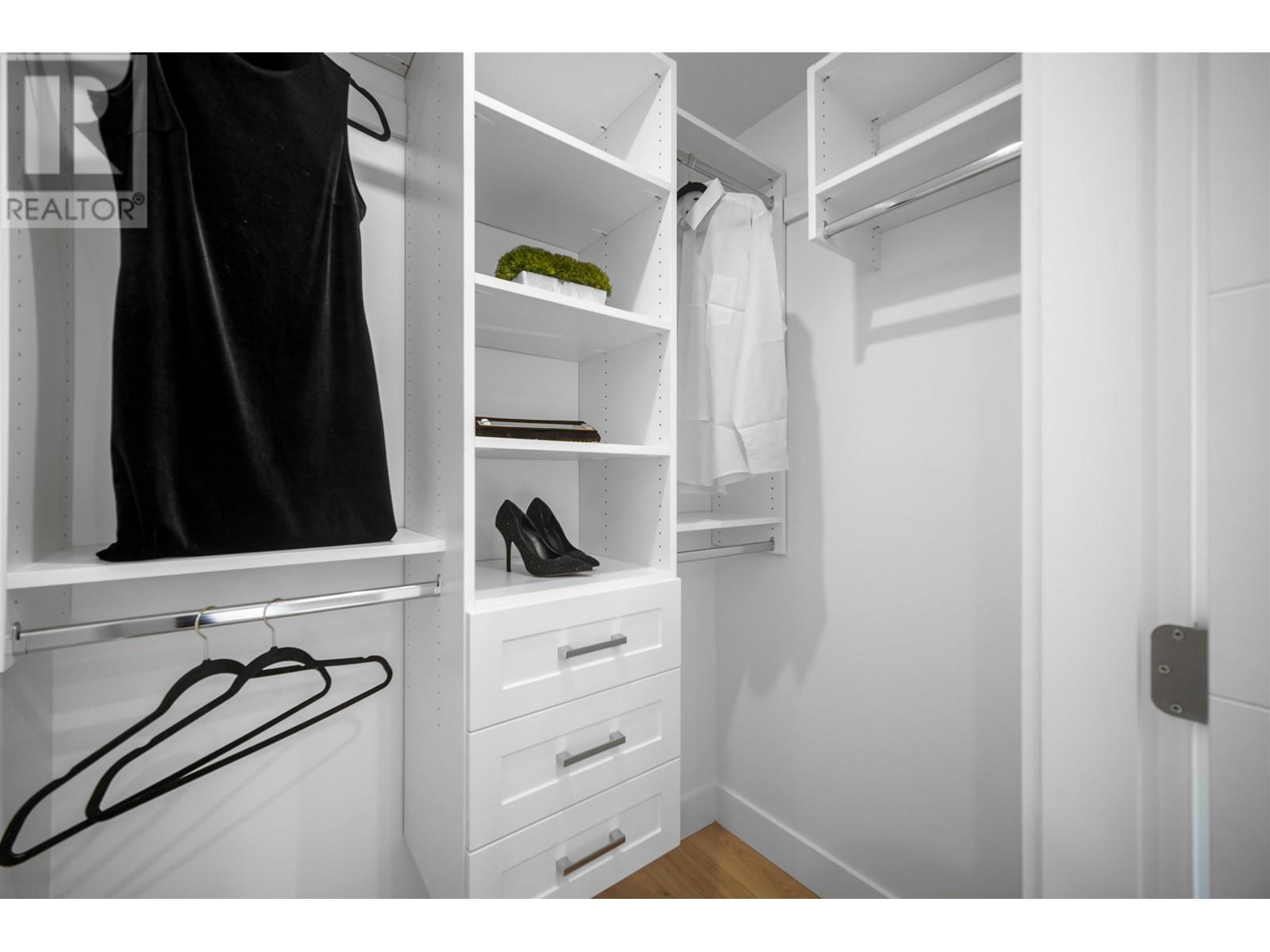 Listing Picture 23 of 27 : 3384 E 2ND AVENUE, Vancouver / 溫哥華 - 魯藝地產 Yvonne Lu Group - MLS Medallion Club Member