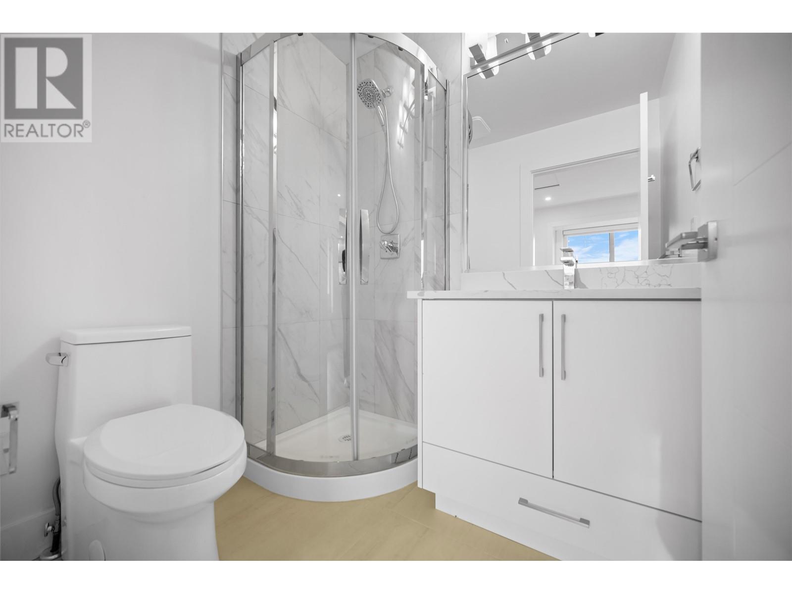 Listing Picture 12 of 27 : 3384 E 2ND AVENUE, Vancouver / 溫哥華 - 魯藝地產 Yvonne Lu Group - MLS Medallion Club Member