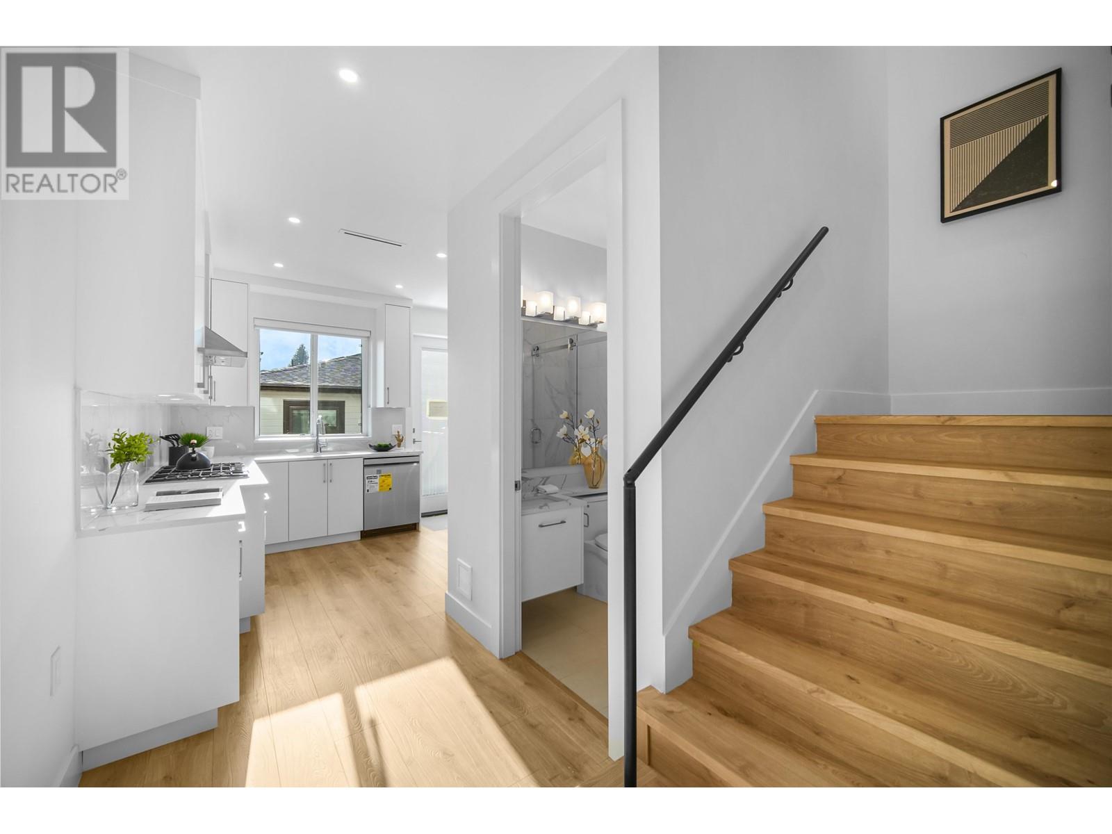 Listing Picture 5 of 27 : 3384 E 2ND AVENUE, Vancouver / 溫哥華 - 魯藝地產 Yvonne Lu Group - MLS Medallion Club Member