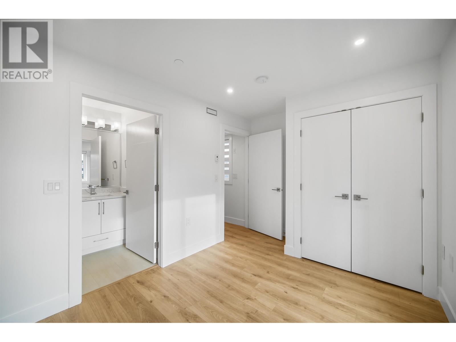 Listing Picture 11 of 27 : 3384 E 2ND AVENUE, Vancouver / 溫哥華 - 魯藝地產 Yvonne Lu Group - MLS Medallion Club Member