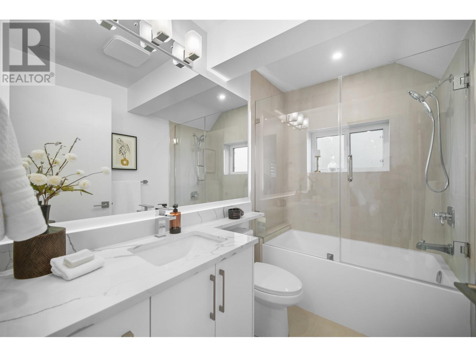 Listing Picture 21 of 27 : 3384 E 2ND AVENUE, Vancouver / 溫哥華 - 魯藝地產 Yvonne Lu Group - MLS Medallion Club Member