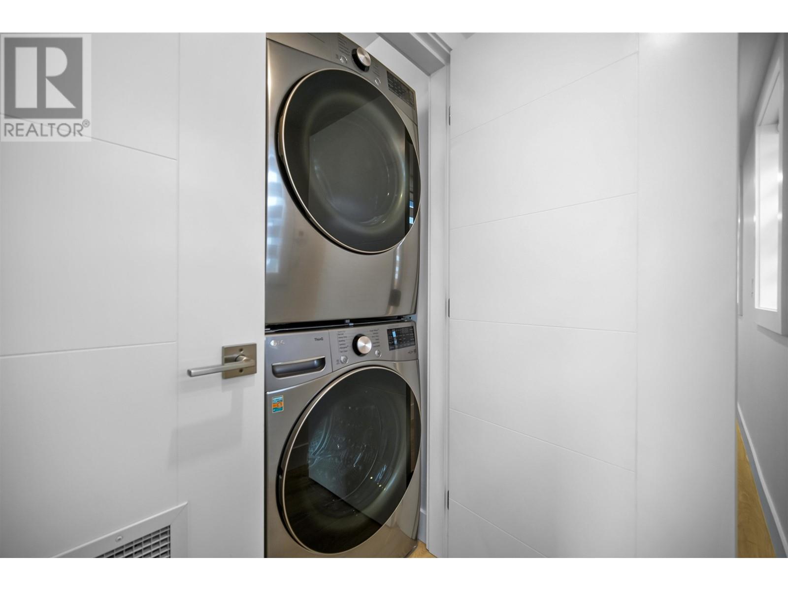 Listing Picture 13 of 27 : 3384 E 2ND AVENUE, Vancouver / 溫哥華 - 魯藝地產 Yvonne Lu Group - MLS Medallion Club Member