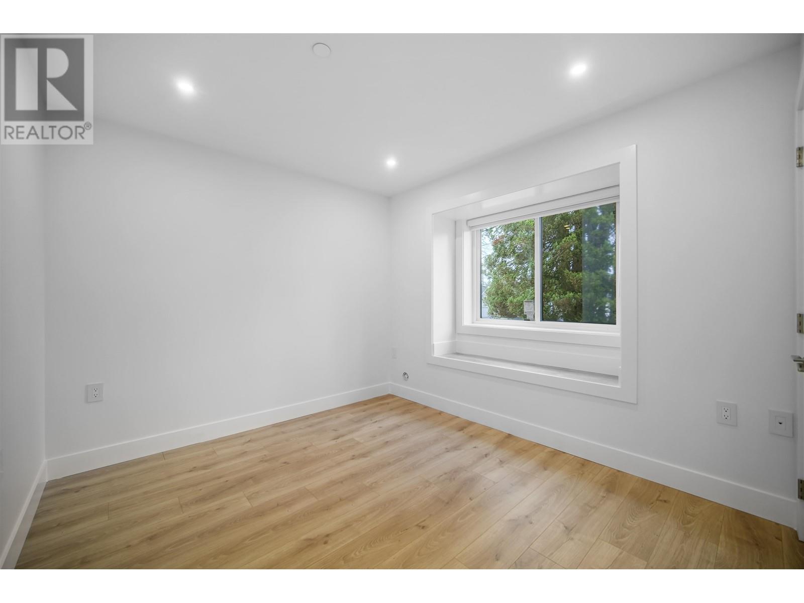 Listing Picture 17 of 27 : 3384 E 2ND AVENUE, Vancouver / 溫哥華 - 魯藝地產 Yvonne Lu Group - MLS Medallion Club Member