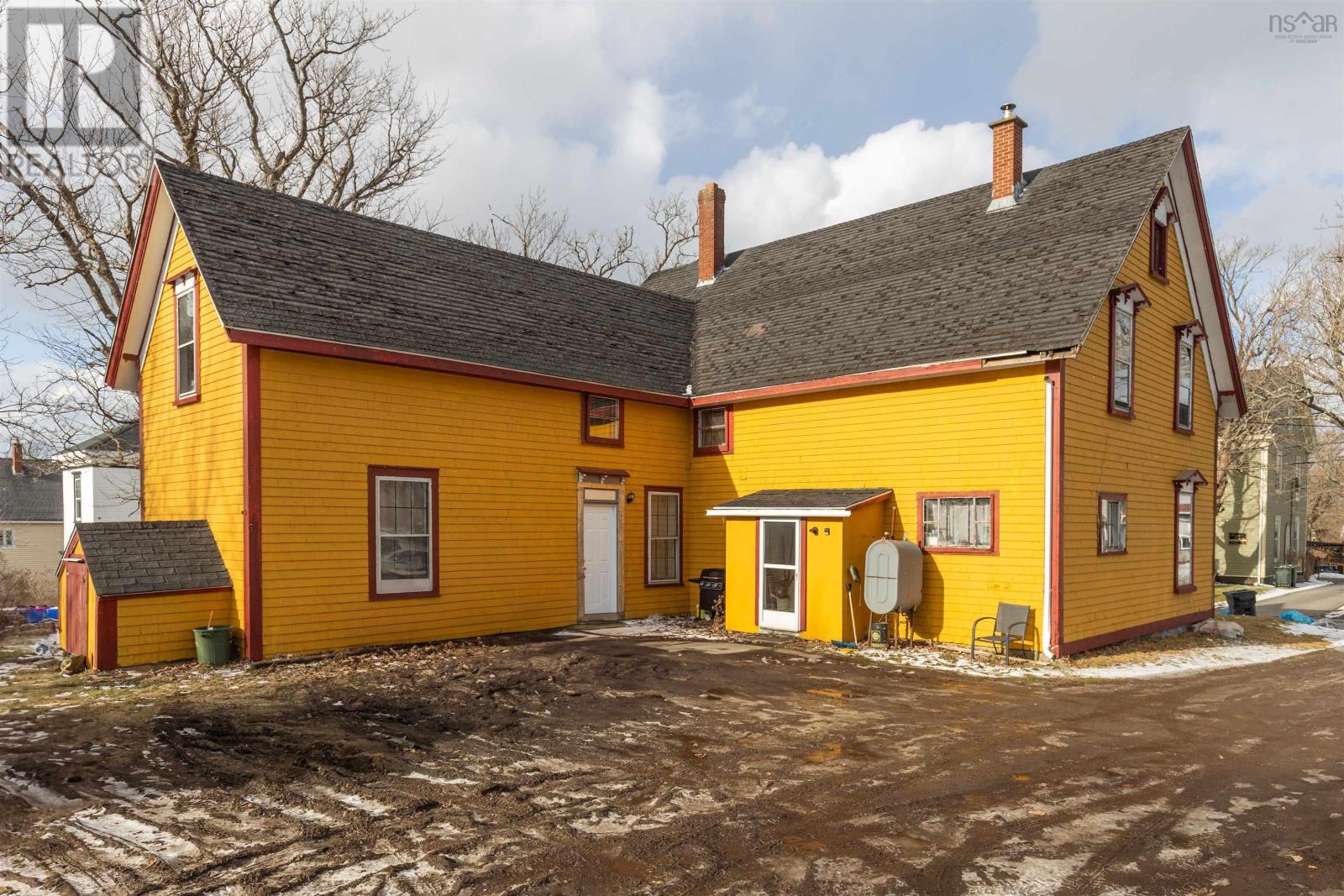 9 Elm Street, Yarmouth, Nova Scotia  B5A 2P6 - Photo 2 - 202501740