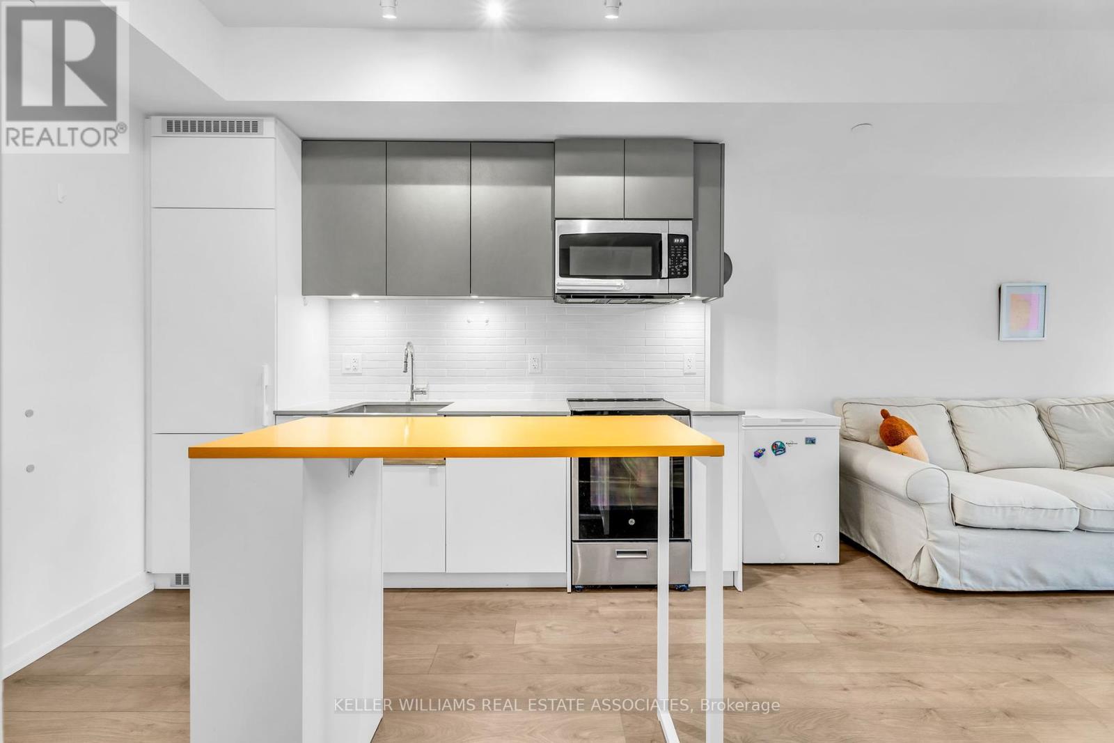 Property at 329 - 270 DUFFERIN STREET image 2