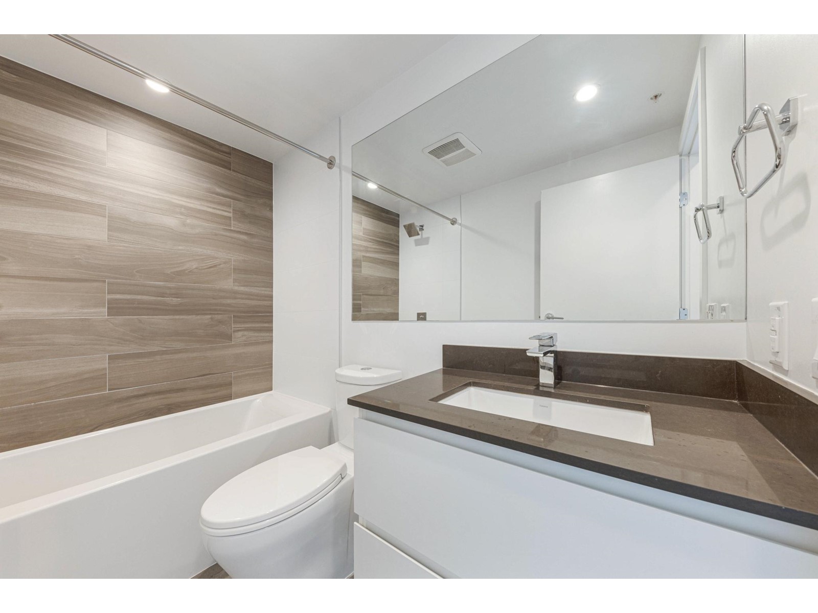 Property at 2704 13615 FRASER HIGHWAY image 2