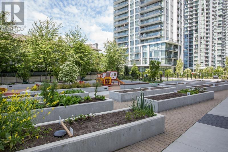 Listing Picture 18 of 26 : 4983 IMPERIAL STREET, Burnaby / 本拿比 - 魯藝地產 Yvonne Lu Group - MLS Medallion Club Member