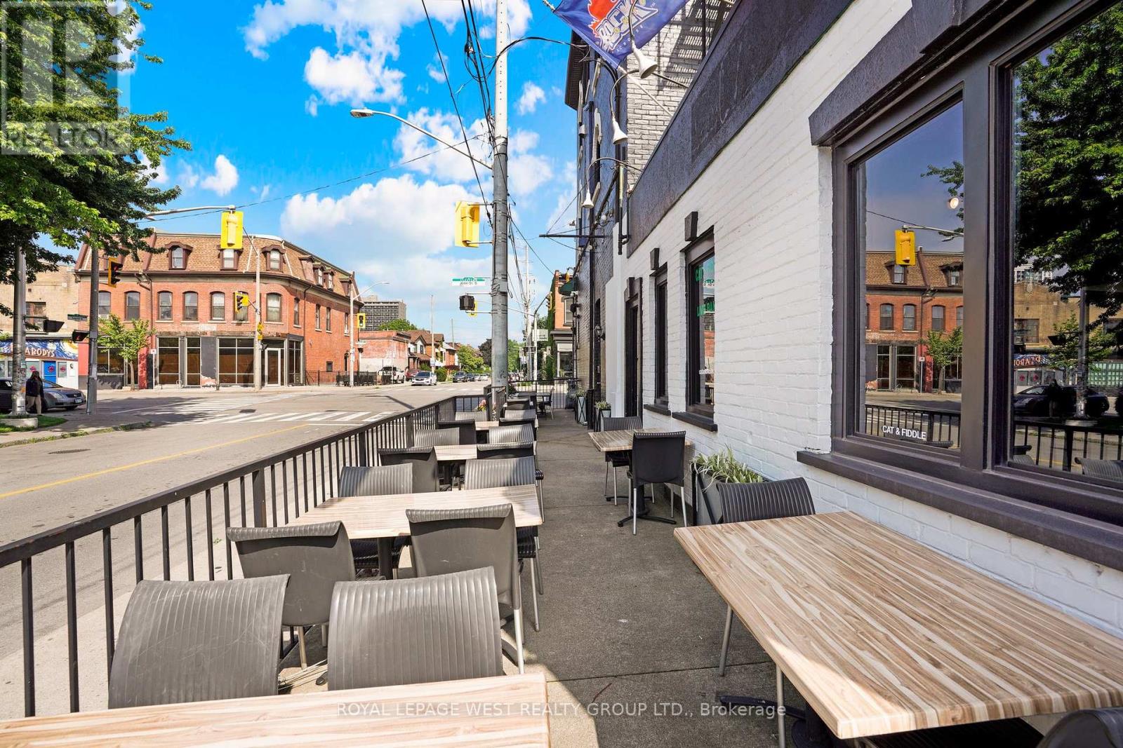 Property at 174 JOHN STREET S image 4