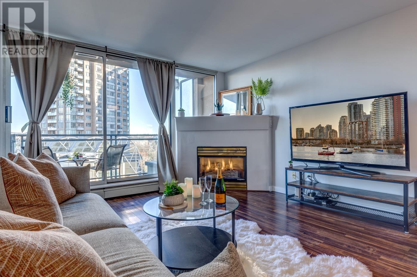 809 555 Abbott Street, Vancouver, British Columbia  V6B 6B8 - Photo 1 - R2961389