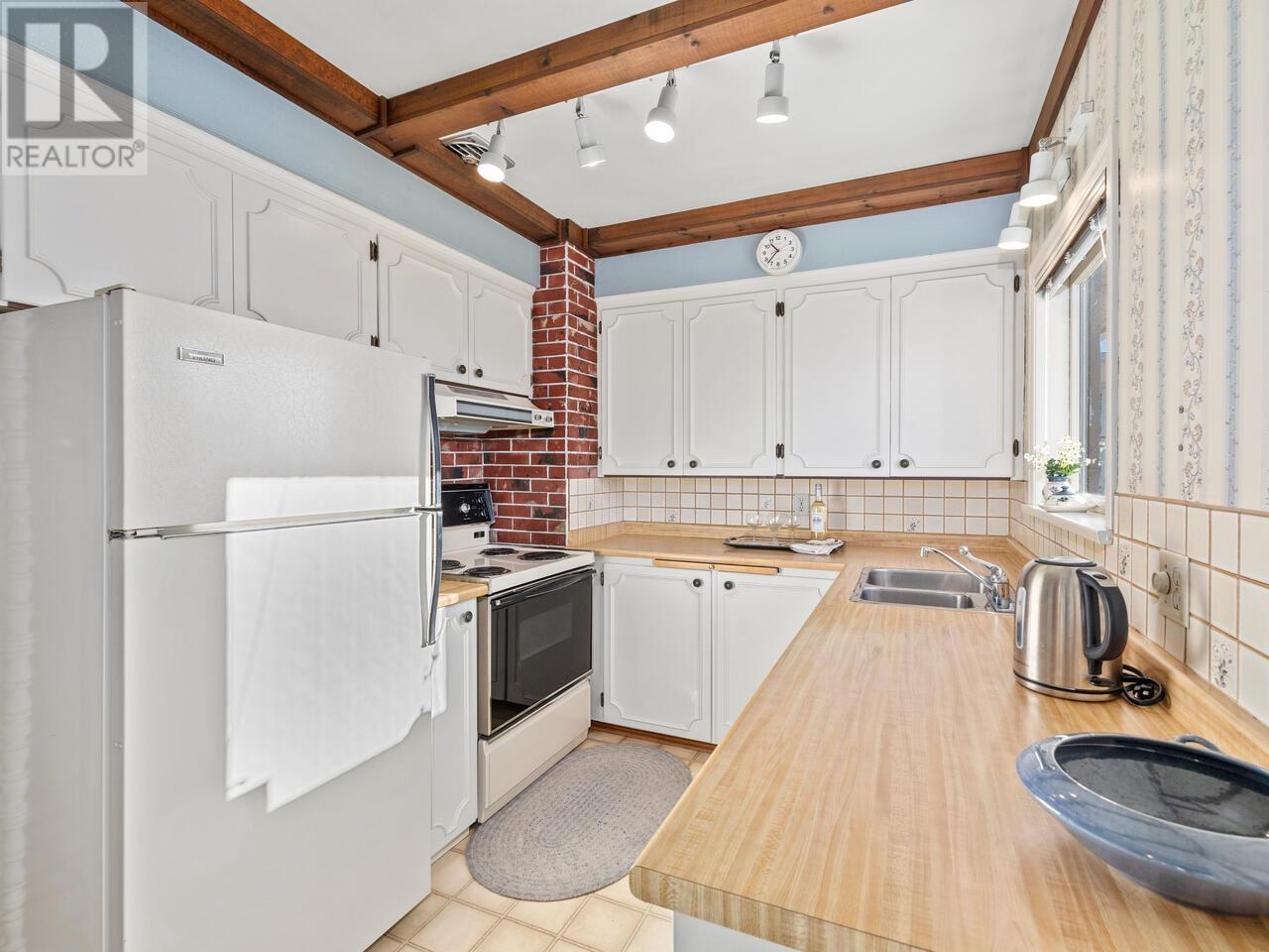 Listing Picture 8 of 20 : 4780 BRENTLAWN DRIVE, Burnaby / 本拿比 - 魯藝地產 Yvonne Lu Group - MLS Medallion Club Member