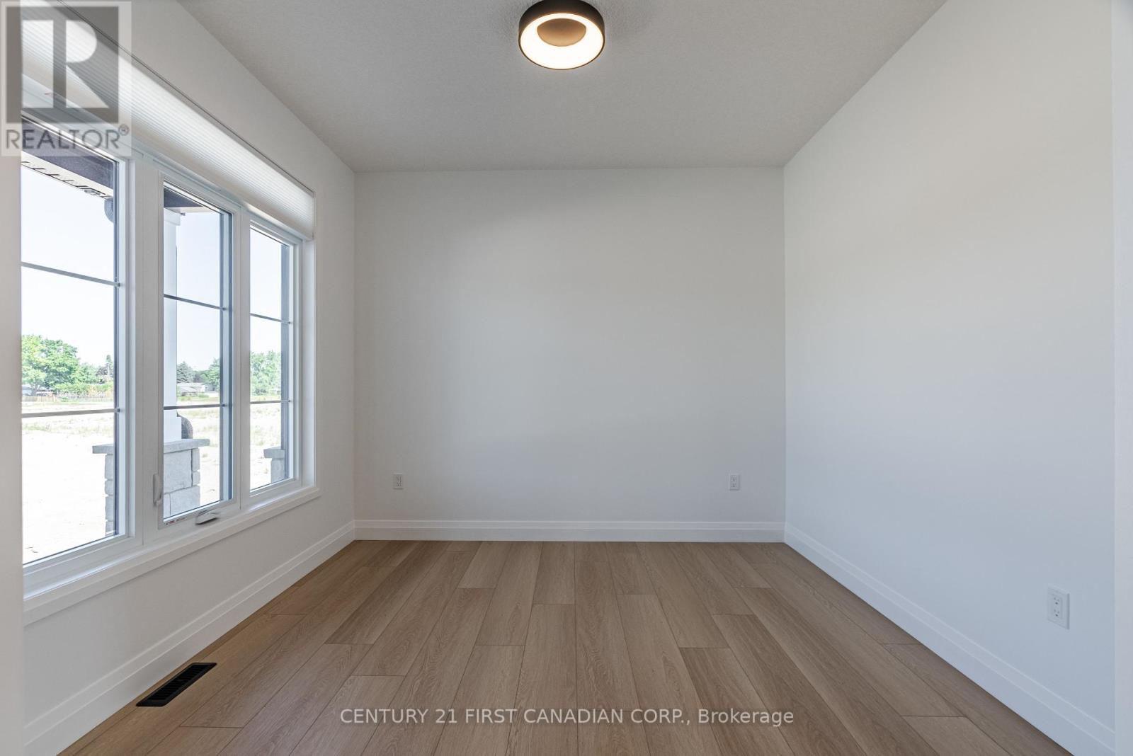 20 Postma Crescent, North Middlesex, Ontario  N0M 1A0 - Photo 4 - X11945871